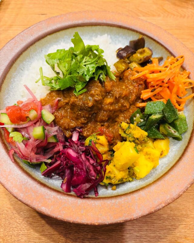 久々男料理。スパイスマトンカレー付け合わせ♪#スパイスマトンカレー #スパイスカレー #マトンカレー #カレー付け合わせ #カレー副菜 #ジャガイモのサブジ #ナスのアチャール #オクラのサブジ #紫キャベツのアチャール #トマトときゅうりと玉ねぎのカチュンバル#カチュンバル